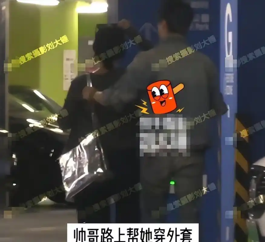 37岁黄龄与男友体验同居生活,街头甜蜜搂抱显恩爱,男方俊朗高挑