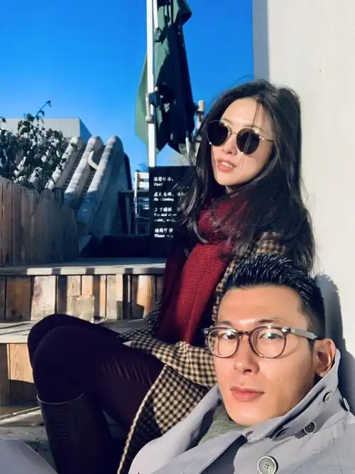 朱珠和老公喝下午茶!穿搭时髦自带高级感,这气场一般人作不出来