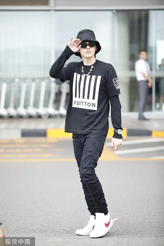 吴亦凡架黑超上线 全黑look大佬范十足