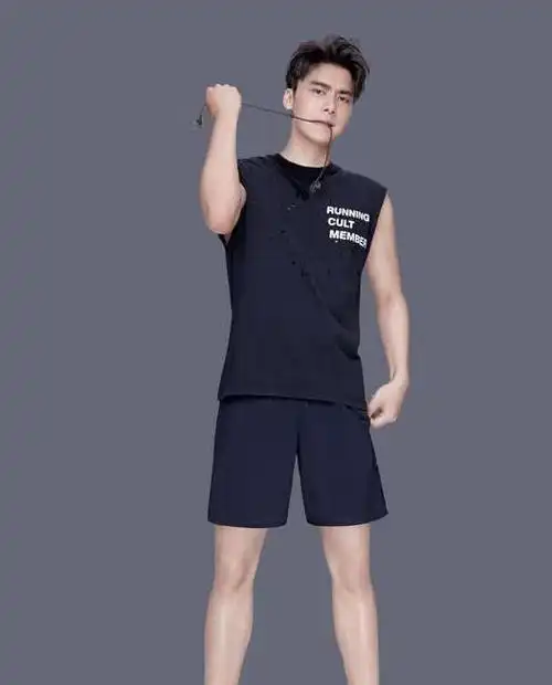 31岁李易峰近照大秀身材迷倒粉丝直接变成肌肉男