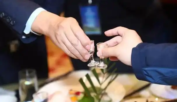酒桌上与朋友们交流,互相敬酒,无疑是很多人所喜欢的一种社交形式.