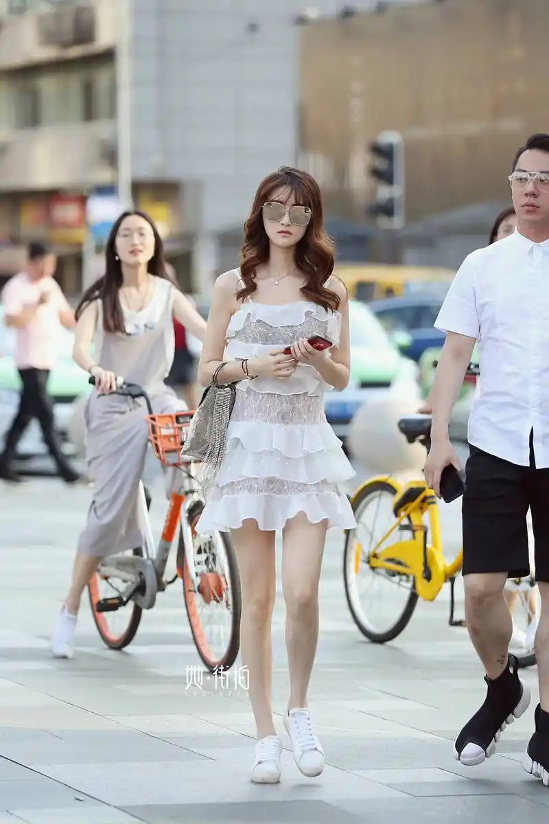 又白又瘦的漂亮女生,漂亮的穿搭很是美丽,小姐姐真是从头美到脚,这样