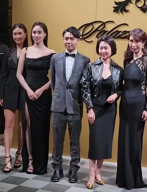 澳门这一晚何超凤站c位四太老实站旁边何超琼甘愿当背景板