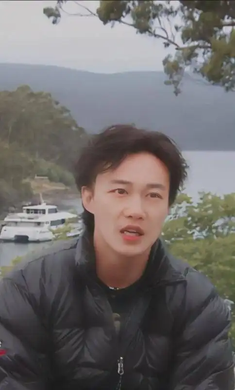 可爱,不过和现在感觉不同,小时候还是甜妹子,那个时候陈奕迅还没有