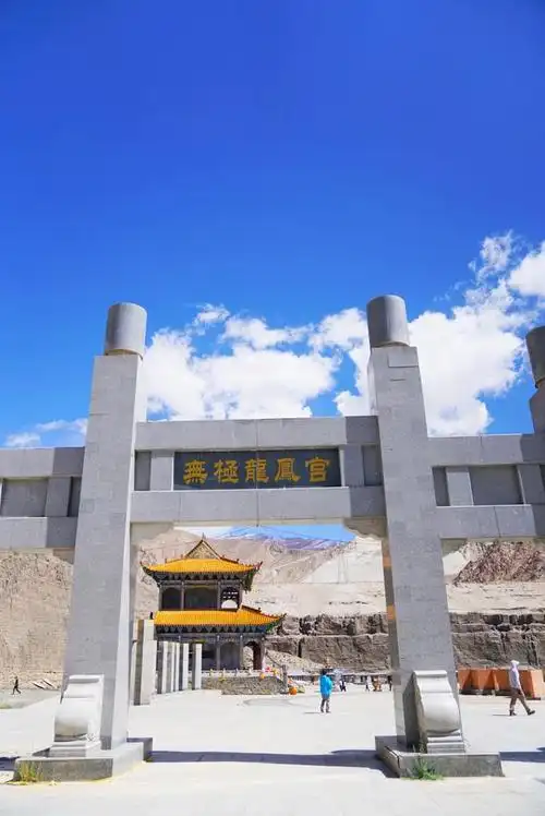 青海格尔木有个神奇的道观,海拔3800米,环境清幽,风景如画