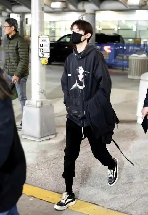 屁股后面有东西,易烊千玺近照曝光惹争议,网友:人在外国了