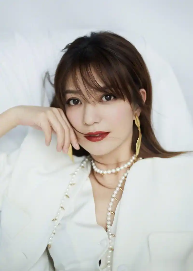 赵薇身穿白色西装出席品牌活动,点缀金色落叶耳环别致优雅,现场谈到