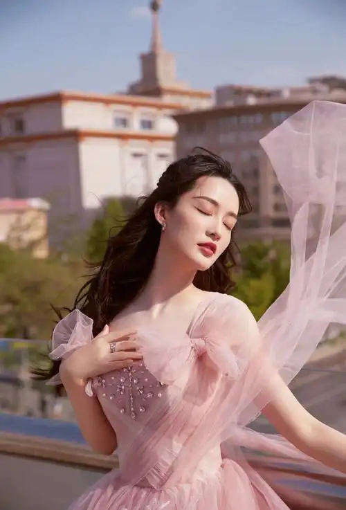 李沁一袭轻盈飘逸的粉红纱裙