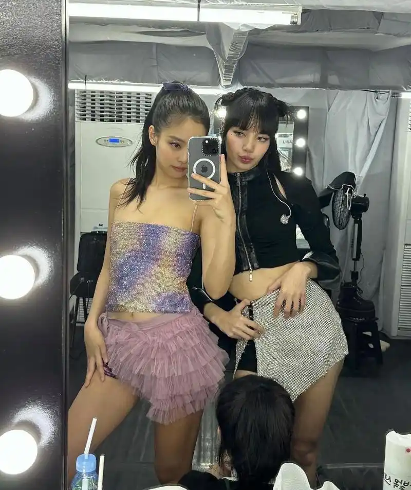 blackpink成员jennie与lisa的合照,像极了我和我姐妹的合照