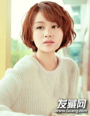气质的中短发 烫发也是不错的选择哦,对于圆脸的女生来说这种