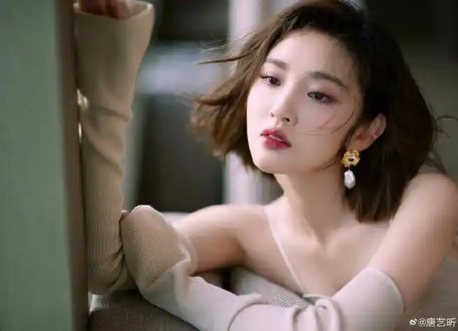 唐艺昕写真造型分享爱心针织吊带裙性感不失温柔,短发造型干练且气质