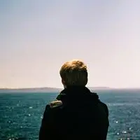 文艺气质帅哥背影意境头像:一颗在青春里无人安抚的烦躁的心