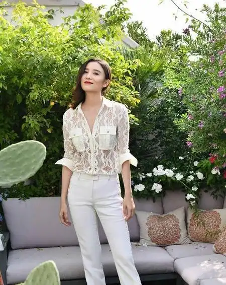 宋佳穿衣真胆大蕾丝衬衫配白色紧身裤秀出细腰长腿超好看