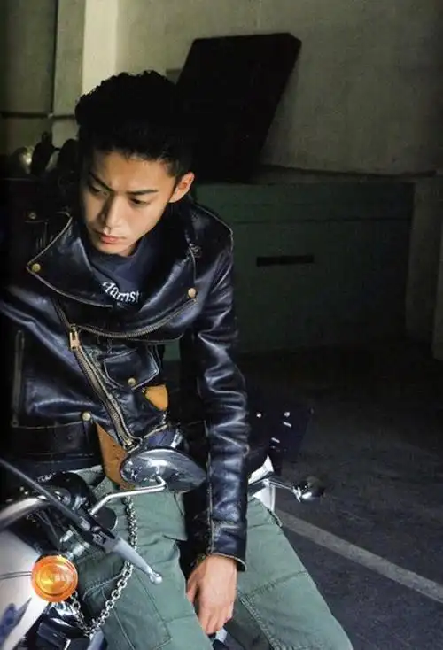 背头的发型很适合小栗旬,也比较简洁干练.