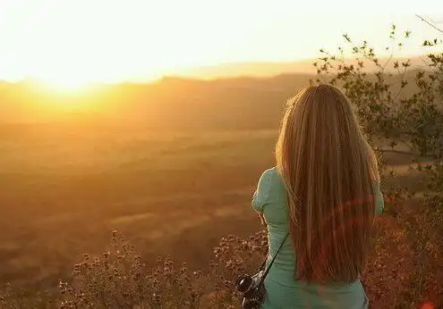 孤独坐在地上的女生图片 思念就像血液一样流淌在身体里