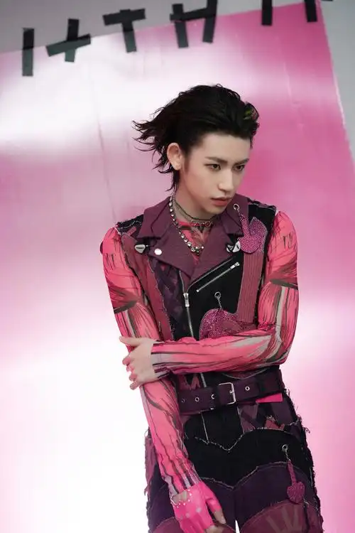 粉色浪漫氛围蔓延,@小鬼-王琳凯解码鲜明个性穿搭,带着奇趣妙想,自由