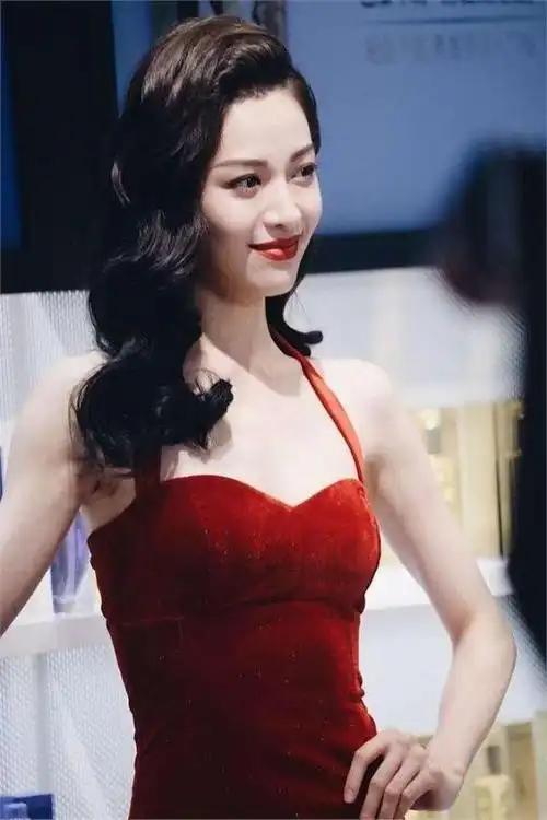 李现的微博明目张胆地表达对钟楚曦的爱意,一篇篇情书般的内容都是为