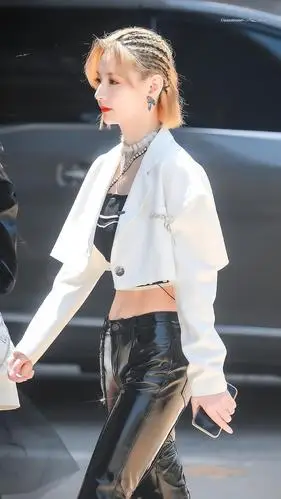 18 赵粤】赵粤金曲青春上班饭拍～低腰皮裤 短款上衣,这细腰和马甲线