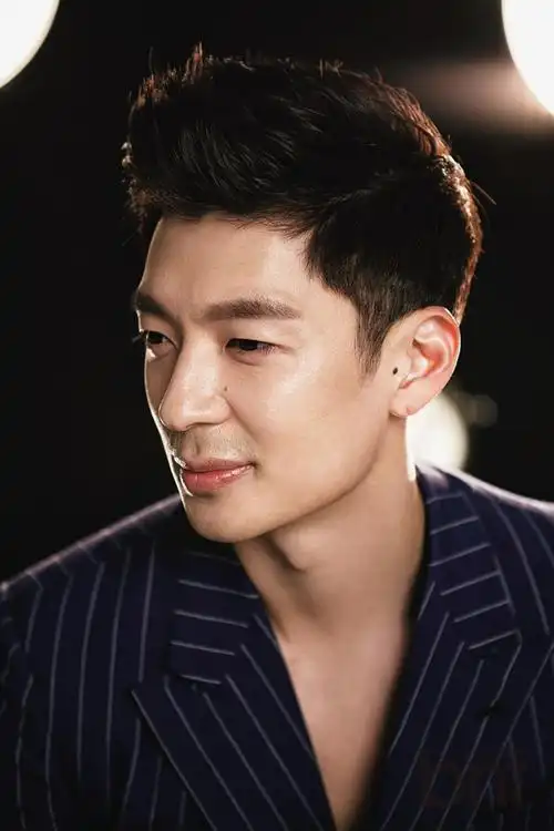 韩国男歌手tim拍写真 成熟男人沉稳内敛_新浪图片