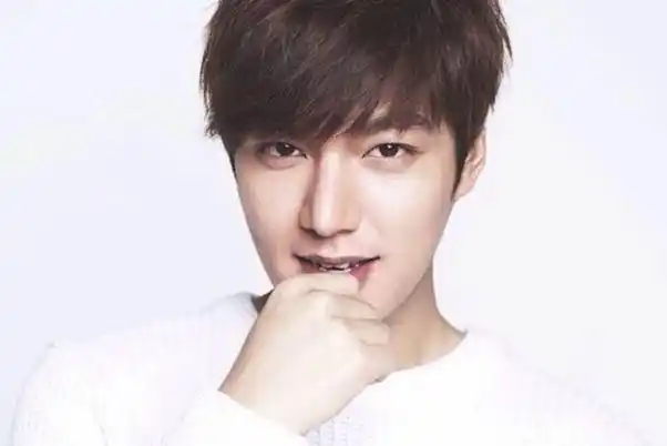 韩国十大最火男明星排行榜:金秀贤上榜,第十出道最早