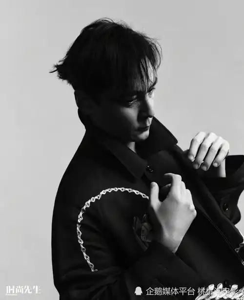 男星吴彦祖《时尚先生》封面大片,不老男神帅气依旧_腾讯新闻