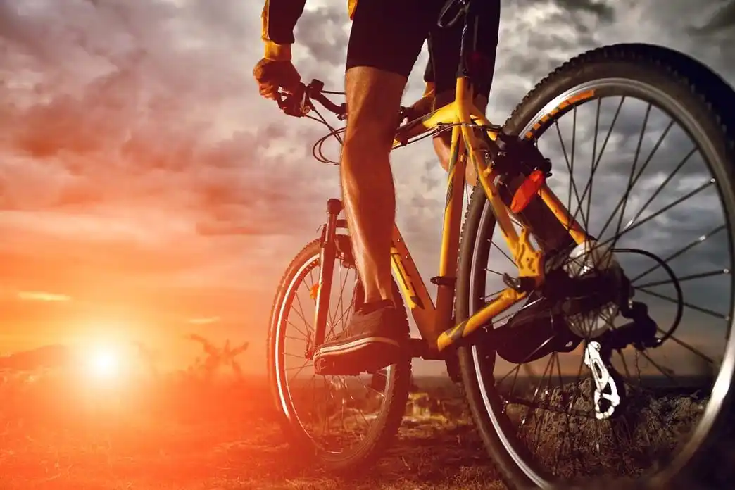 骑山地车的人物高清图片