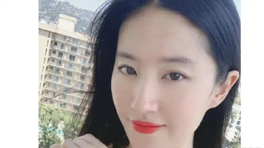 刘亦菲晒自拍为自己庆祝33岁生日,卖力为新电影代言品牌宣传