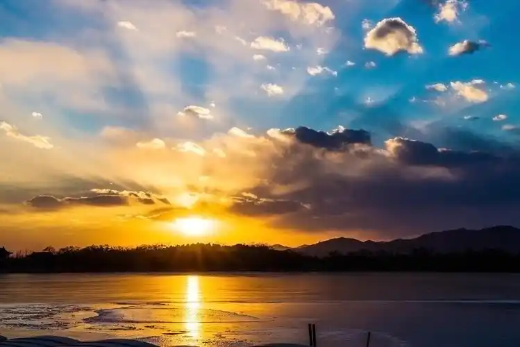 2,晚霞未能留住夕阳,太阳继续向下落.