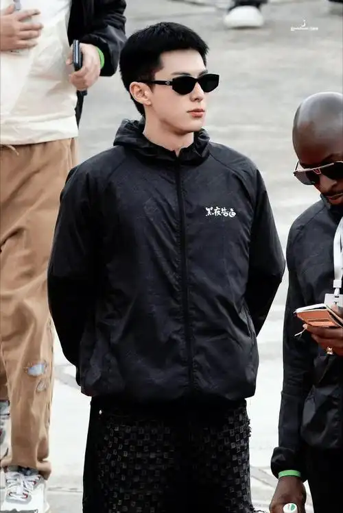 王鹤棣寸头好a啊