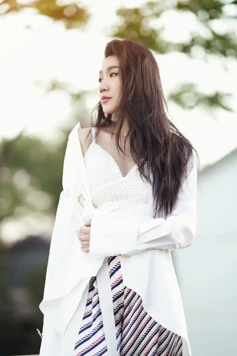 组图孙露全新唯美写真曝光新单曲将上线