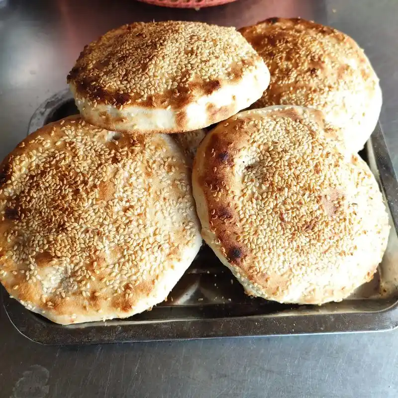 小烧饼一块钱一个.这个打烧饼的是和我们一起合作的,烧饼哥有3 - 抖音