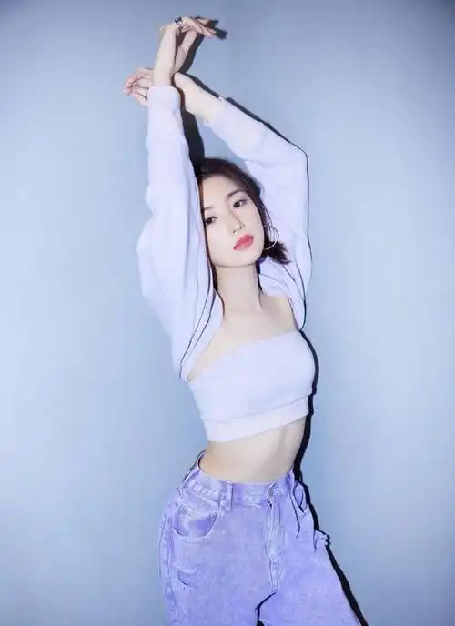 小甜妹毛晓彤真美减龄穿搭嫩回18岁网友身材管理满分