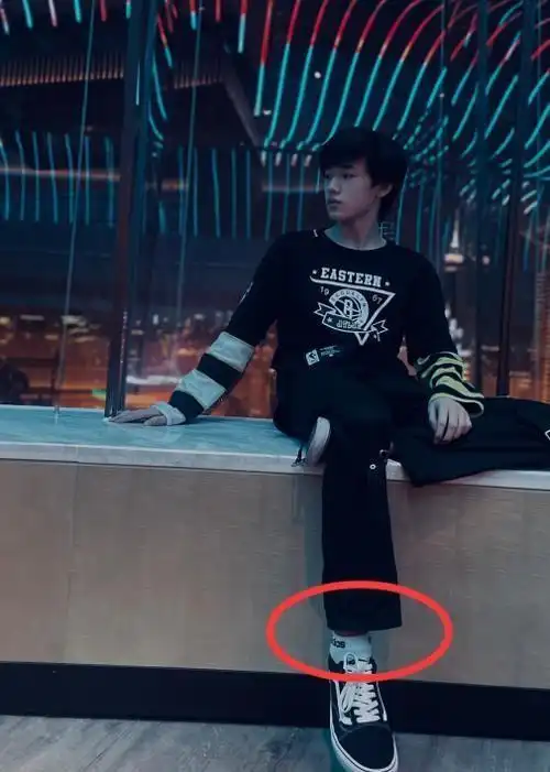 宋亚轩现身海边拍夜景写真,脚上的袜子太抢镜,00后不敢模仿