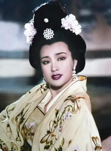 63岁"容妃"李建群去世,一生未婚未育,与陈导演关系藏不住了