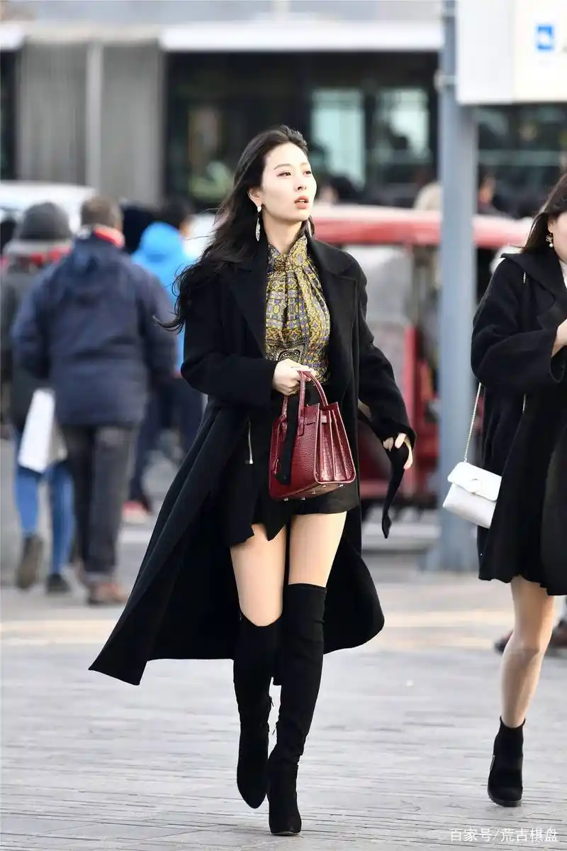 冬季里的长靴,无论是平底还是高跟,选择过膝的会更显气质