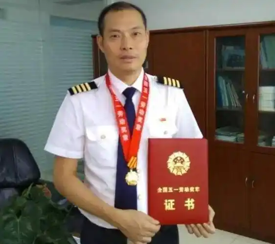 中国机长原型刘传健34分钟紧急迫降救128人亲历者含泪感谢
