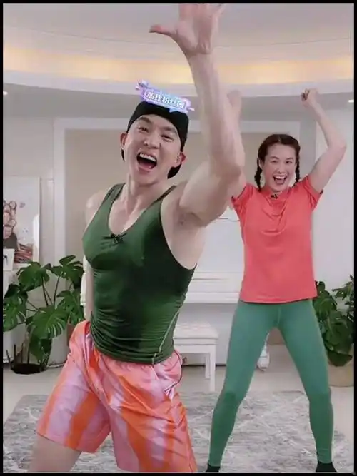 刚开始直播的时候,刘畊宏为了让粉丝看清健身时肌肉的动向,特地穿了件