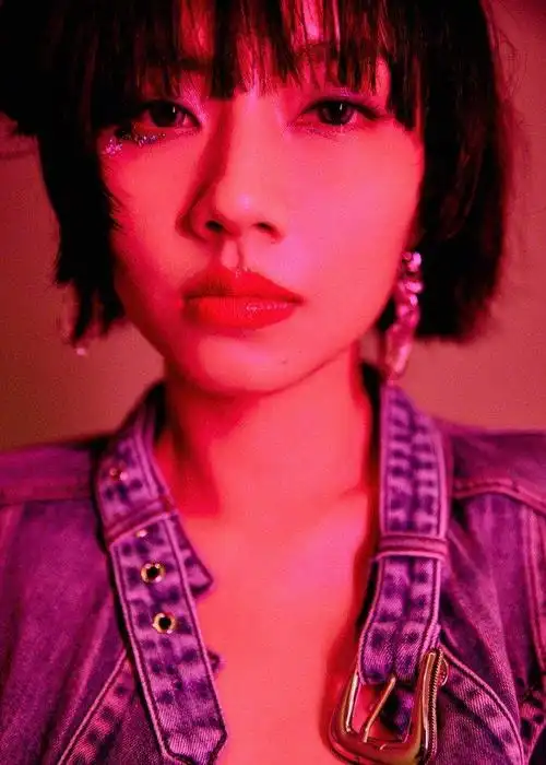 昨晚的音乐节刘惜君以摩登牛仔的造型亮相齐刘海短发