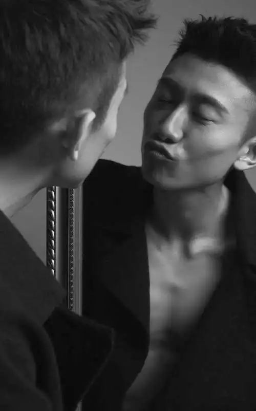 硬汉型男张一山黑白手机壁纸下载