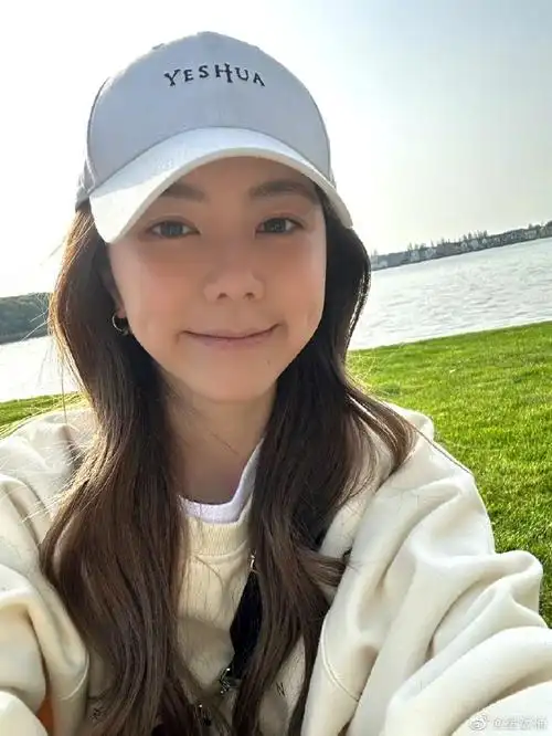 邓紫棋素颜自拍