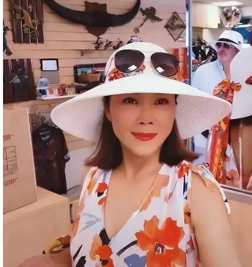 56岁的歌手田震,大家都知道她的歌,但其实她在个人穿衣风格上也有独特