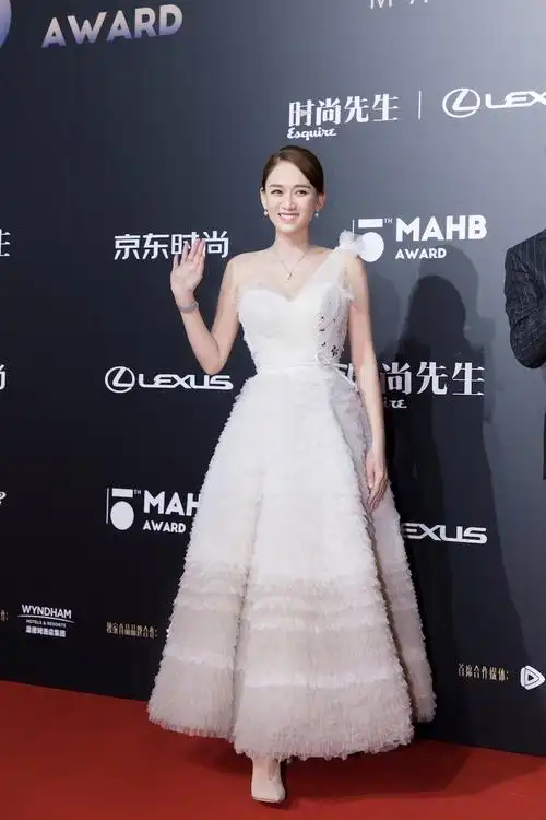 陈乔恩白色礼服出席盛典 身姿曼妙仙气足