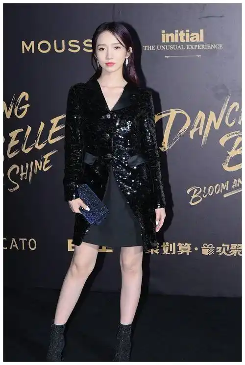 原创孟美岐一改暗黑系风格穿条纹百褶裙巴黎看秀演绎清新校园风