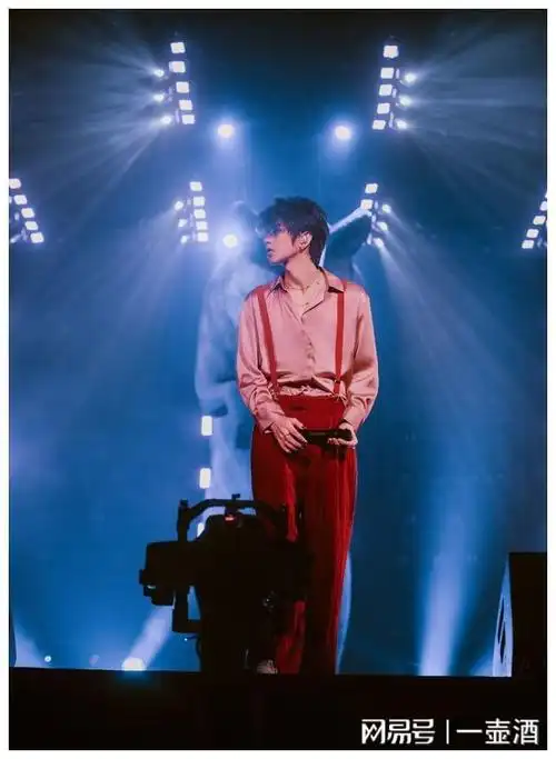 时隔五年蔡徐坤再穿背带裤唱跳处境却大不相同迷倒大片ikun