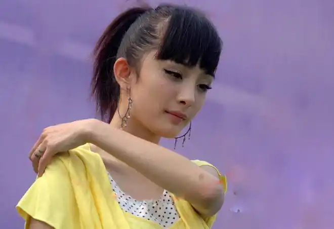 杨幂早期登山照曝光穿短袖扎马尾辫造型朴素身形傲人