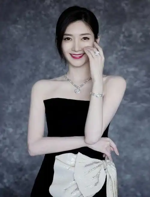 江疏影是一位备受欢迎的中国女演员,不仅因为她出众的演技,而且还因为