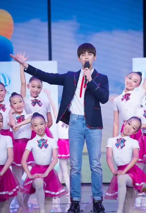 吴磊新戏吊威亚,衣着破烂像"乞丐",三石弟弟太敬业