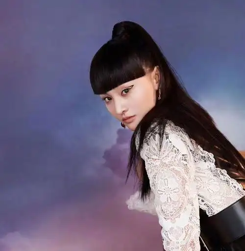 齐刘海,高马尾,黑眼线,异域女孩气质满满!