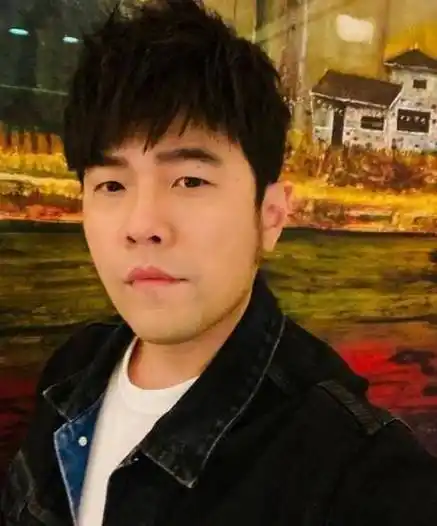 原创刮胡子堪比换脸41岁周杰伦嫩回20岁网友称他撞脸了陈赫