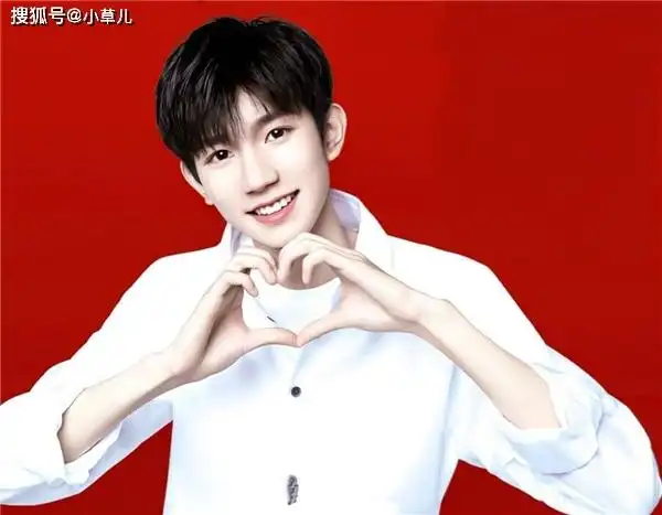 王一博比心,李现比心,王源比心,看到丁禹兮:是赵露思教的吧?
